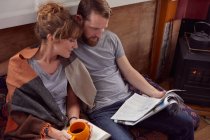 Paar liest gemeinsam zu Hause — Stockfoto