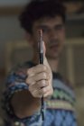 Männlicher Künstler hält Pinsel in der Hand — Stockfoto
