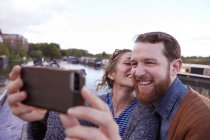 Couple prenant selfie sur bateau canal — Photo de stock