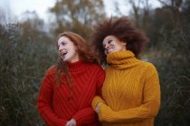 Due giovani donne a braccetto in ambiente rurale — Foto stock