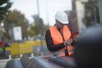 Straßenbautechniker mit Tablet-Gerät, Hannover, Deutschland — Stockfoto