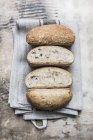Vista dall'alto di panini di pane multigrano sulla tovaglia — Foto stock