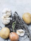 Крупним планом овочі з розмарином на мармуровому столі — стокове фото