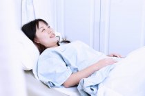 Вагітна жінка лежить в лікарняному ліжку — стокове фото