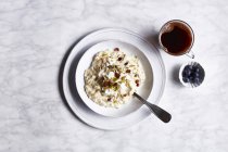 Blick von oben auf skandinavisches Frühstück mit Blaubeeren — Stockfoto