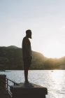 Jovem do sexo masculino olhando para fora de beira-mar, Lago de Como, Lombardia, Itália — Fotografia de Stock