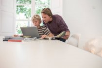 Padre aiutare figlio con i compiti — Foto stock