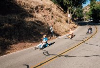 Drei Kinder rollen von Spielzeugautos bergab — Stockfoto