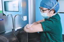 Enfermeira de teatro lava braços na maternidade sala de operações — Fotografia de Stock