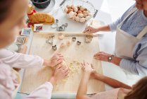 Plan recadré de cuisson de Pâques fille, mère et grand-mère au comptoir de la cuisine — Photo de stock