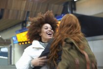 Due giovani donne si salutano alla stazione ferroviaria — Foto stock