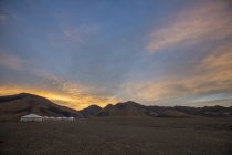 Сценический вид с рядами юрт в горах Алтая на восходе солнца, Ховд, Монголия — стоковое фото