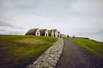 Percorso per case in erba, Akureyri, Eyjafjardarsysla, Islanda — Foto stock