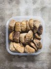 Сушеные инжиры в пластиковом контейнере, вид сверху — стоковое фото