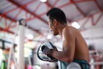 Mitte erwachsener männlicher Boxer trainiert im Fitnessstudio — Stockfoto