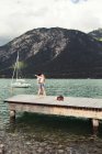 Coppia su molo baci, Achensee, Innsbruck, Tirolo, Austria, Europa — Foto stock