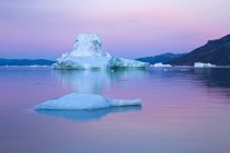 Iceberg ao sol da meia-noite, Ilulissat, Jakobshavn glaciar, Disko Bay, Groenlândia — Fotografia de Stock