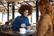 Junge Frau isst mit Freund im Café — Stockfoto