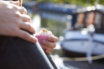 Femme avec cupcake sur bateau canal — Photo de stock