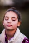 Retrato de menina com os olhos fechados ao ar livre — Fotografia de Stock