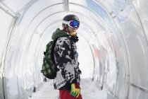 Portrait de snowboarder avec sac à dos debout dans le tunnel — Photo de stock