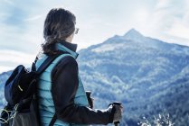 Caminhante feminino olhando para a vista da montanha, Madonna di Pietralba, Trentino-Alto Adige, Itália, Europa — Fotografia de Stock