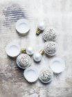 Vista superior de bolas saludables con decoraciones navideñas en superficie gris - foto de stock