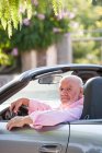 Ritratto di uomo anziano in auto decappottabile — Foto stock