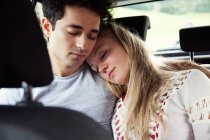 Couple sur le siège arrière de la voiture dormir — Photo de stock