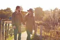 Paar genießt Spaziergang auf Sümpfen — Stockfoto