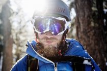 Ritratto ravvicinato dello snowboarder con gli occhiali da sci — Foto stock