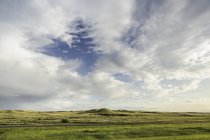 Bright cloudscape over flat rural landscape, Montana, US — Stock Photo