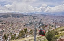 Vista elevada de la ciudad con teleféricos en primer plano, La Paz, Bolivia, América del Sur - foto de stock