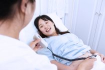 Sonograf macht schwangeren Patientin Ultraschalluntersuchung — Stockfoto