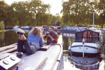 Coppia scattare foto su barca canale — Foto stock