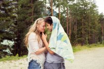 Coppia avvolta in asciugamano, abbracci faccia a faccia — Foto stock