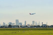 Avião decolando do aeroporto de Haia, Roterdão, Holanda do Sul, Holanda, Europa — Fotografia de Stock