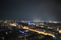 Vista da paisagem urbana noturna com iluminação e luzes, Bangkok, Tailândia — Fotografia de Stock