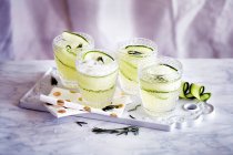 Cocktails refroidisseurs au concombre sur table en marbre — Photo de stock