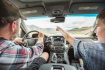 Father and son on road trip — Stock Photo