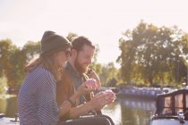 Casal comendo cupcakes no barco do canal — Fotografia de Stock