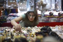 Frau betrachtet Souvenirs am Marktstand, Bangkok, Krung Thep, Thailand, Asien — Stockfoto