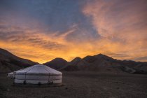 Vue panoramique des yourtes dans les montagnes de l'Altaï au lever du soleil, Khovd, Mongolie — Photo de stock