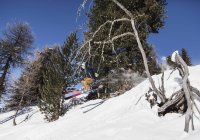 Skifahrer fährt auf Bergschanze hinunter — Stockfoto