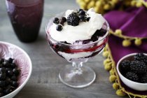 Blackberry fool with cream in dessert glass, close-up — Stock Photo