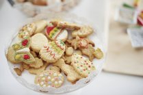Piatto di biscotti pasquali decorati sul bancone della cucina — Foto stock
