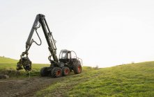 Tractor on dirt path, Meerfeld, Rheinland-Pfalz, Alemanha — Fotografia de Stock