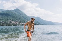 Joven hipster masculino en el Lago de Como, Lombardía, Italia - foto de stock
