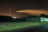 Cheminée, éolienne et charbon dans la zone portuaire d'Eemshaven, Delfzijl, Groningue, Pays-Bas — Photo de stock