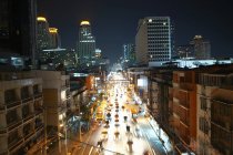 Stadtautobahn mit Wolkenkratzer-Skyline bei Nacht, Bangkok, Thailand — Stockfoto